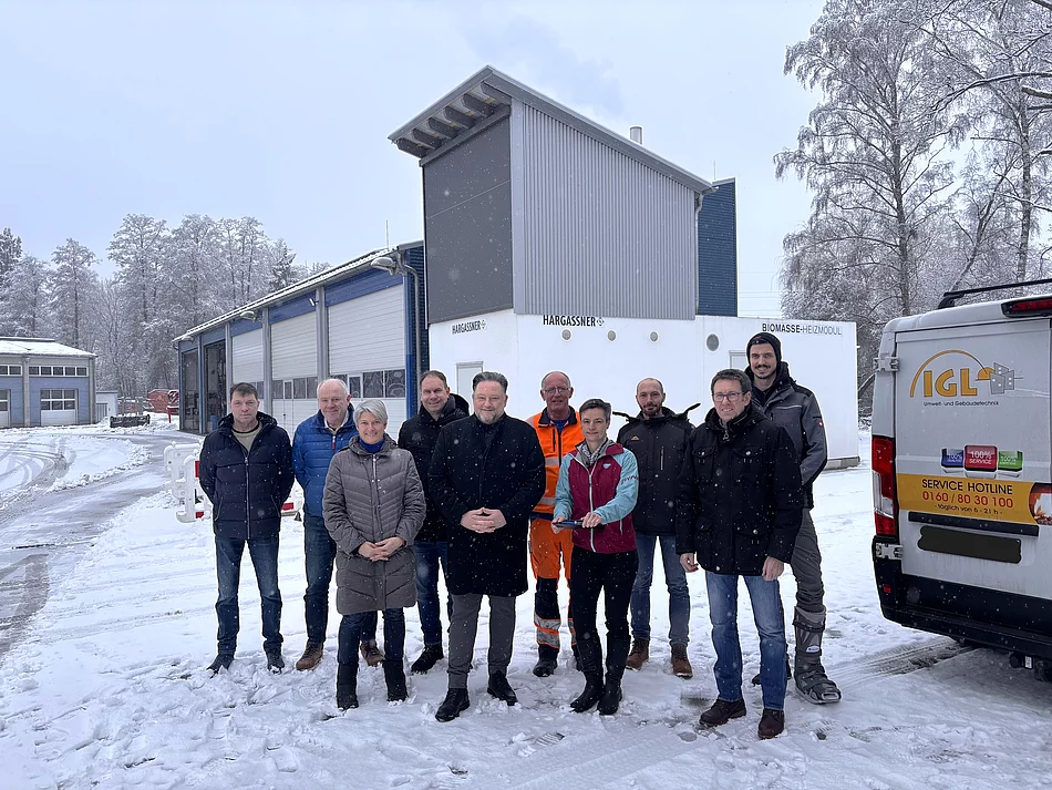 Vor dem Gebäude der neuen Heizungsanlage informierten sich alle Beteiligten gemeinsam über das umgesetzte Projekt für Bauhof und Feuerwehr.