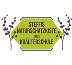 Auf der Grafik ist das Logo von „Steffi’s Naturschatzkiste und Kräuterschule“ zu sehen, das symbolisch für ein regionales Angebot rund um Kräuterkunde, Naturprodukte und Workshops in Teublitz steht.