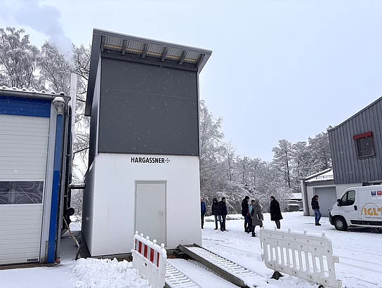 Die neue Heizungsanlage für Bauhof und Feuerwehr präsentiert sich als modernes, eigenständiges Gebäude auf dem Gelände.