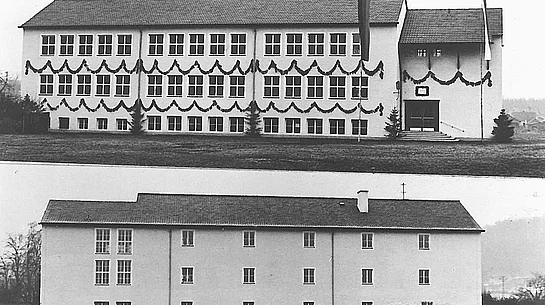 Historische Schwarz-Weiß-Aufnahme des Teublitzer Schulhauses bei seiner Einweihung im Jahr 1950. Zu sehen sind die geschmückte Vorderseite sowie darunter eine Aufnahme der Rückseite des dreigeschossigen Gebäudes.