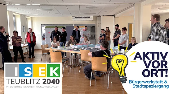 Mehrere Menschen sitzen und stehen um Tische in einem Seminarraum, während eine Person vorne spricht. Im Bild sind Logos und Schriftzüge zum Stadtentwicklungsprojekt „ISEK Teublitz 2040“ und „Aktiv vor Ort“ zu sehen.