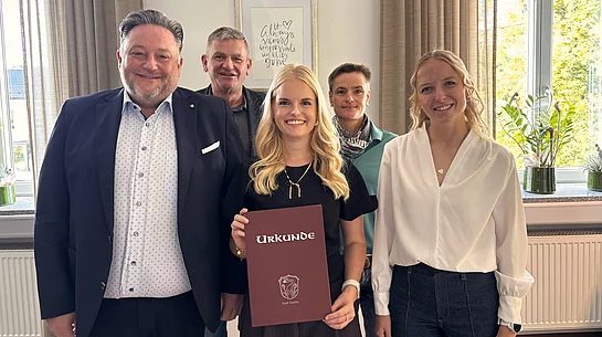 Gruppenfoto anlässlich des Ausbildungsabschlusses von Anna-Maria Schmid im Teublitzer Rathaus. Anna-Maria Schmid steht mit ihrer Abschlussurkunde in der Mitte. Um sie herum stehen Bürgermeister Thomas Beer, Geschäftsleiter Franz Härtl, Bauamtsleiterin Sabine Eichinger und die stellvertretende Personalratsvorsitzende Anna Beer. Alle fünf blicken lächelnd in die Kamera.