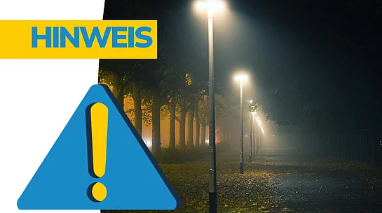 Eine nächtliche Wegszene mit beleuchteten Straßenlampen ist rechts zu sehen, während links ein großes blaues Warnsymbol mit Ausrufezeichen und der gelbe Schriftzug „Hinweis“ auf eine wichtige Information hinweist.