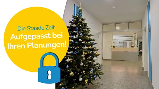 Das Bild zeigt einen festlich geschmückten Weihnachtsbaum im Foyer des Rathauses, ergänzt durch eine grafische Hinweistafel, die auf die besonderen Schließzeiten während der „Staaden Zeit“ aufmerksam macht.
