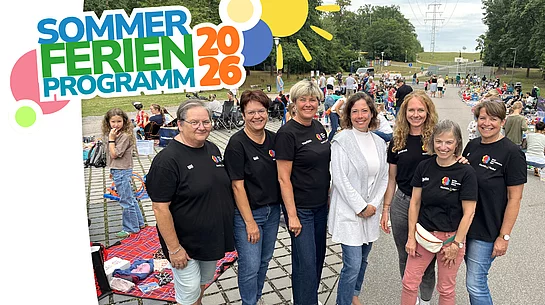 Gruppenfoto von sieben Frauen vor dem gut besuchten Kinderwarenflohmarkt in Maxhütte-Haidhof. Im Hintergrund bieten zahlreiche Kinder und Familien auf Decken und an Ständen Spielsachen, Kleidung und weitere Kinderartikel zum Verkauf an. Die Grafik trägt links oben den Schriftzug „Sommerferienprogramm 2026“.
