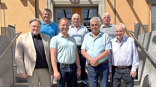 Mehrere Feldgeschworene der Stadt Teublitz stehen gemeinsam mit Bürgermeister Thomas Beer auf den Treppenstufen vor dem Rathaus beziehungsweise Verwaltungsgebäude. Die Gruppe posiert bei sonnigem Wetter für ein gemeinsames Erinnerungsfoto vor dem Eingangsbereich.