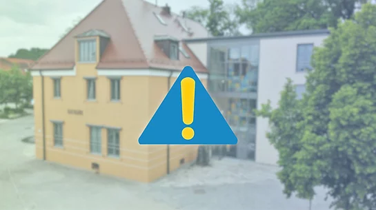 Auf einer gelblich verblassten Hintergrundaufnahme des Rathauses steht mittig ein großes, dunkelblaues Warnsymbol mit Ausrufezeichen.