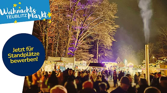 Eine stimmungsvolle Abendaufnahme zeigt den Weihnachtsmarkt im Stadtpark Teublitz. Zahlreiche Besucherinnen und Besucher schlendern zwischen festlich beleuchteten Buden, während angestrahlte Bäume und aufsteigender Dampf aus einer Feuerstelle für eine winterliche Atmosphäre sorgen. Das Bild dient als Aufruf zur Bewerbung um Standplätze für den kommenden Weihnachtsmarkt.